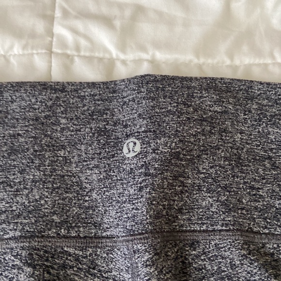 Lululemon Wunder under high-rise leggings color: Heathered black. size: 8 - Picture 3 of 4